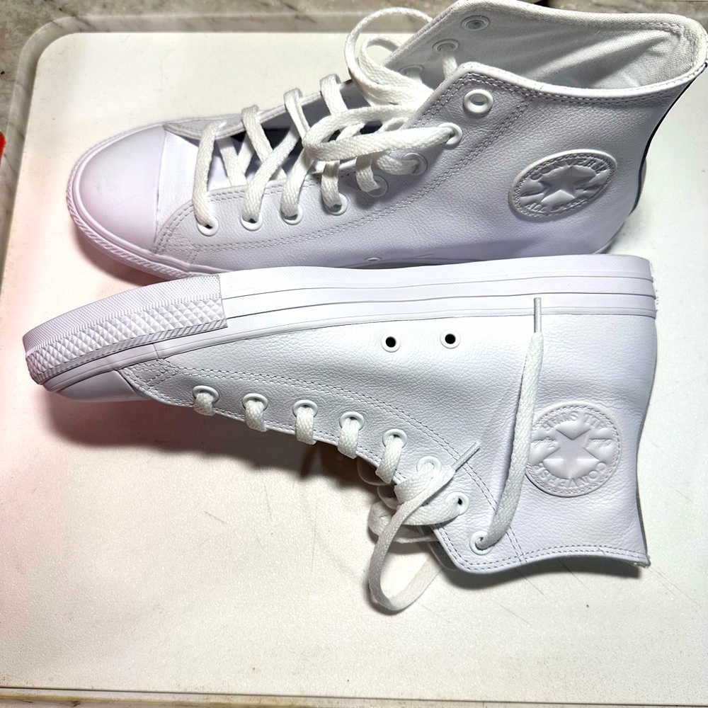 Chuck Taylor All Star Leather
UNISEX HIGH TOP SHOE